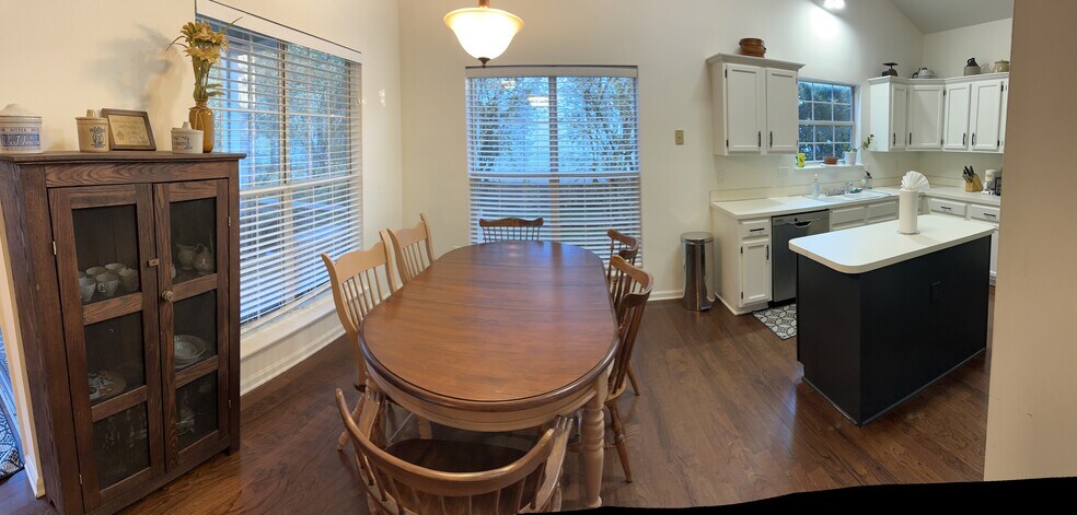 dining area next to kitchen - 3201 Gulfstream Ct