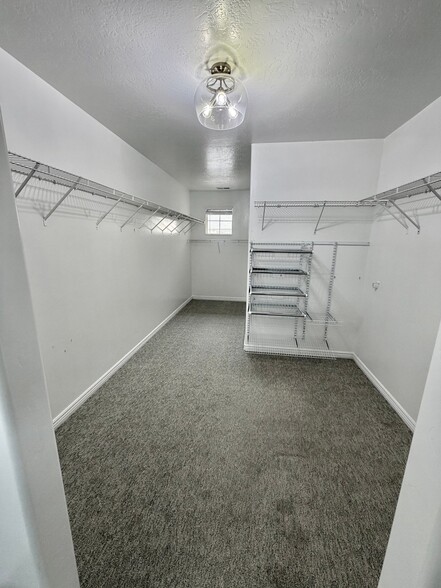 Building Photo - 1721 Willow Way