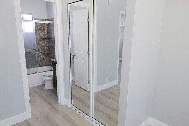 Building Photo - 3345 Del Mar Ave