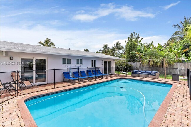 Building Photo - 617 NW 30th Ct