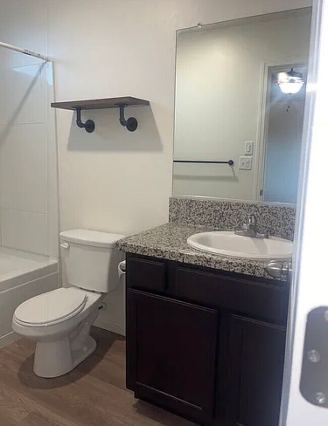 Building Photo - New 3 bedrooms 2 bath home move in ready