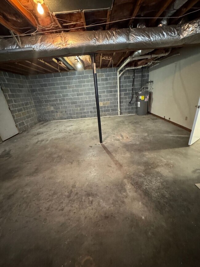 Building Photo - 3 bed, 1.5 bath, 1 car garage split foyer ...