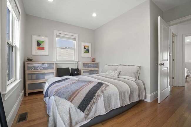 Building Photo - 208-210-210 W Seventh St