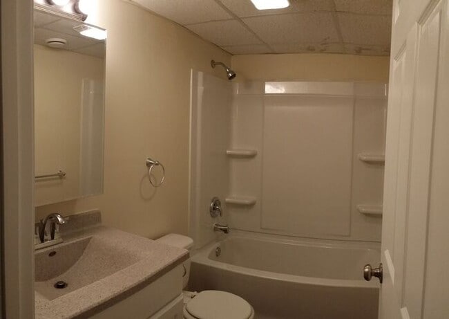 Building Photo - 1 Bedroom Downtown Court Yard Level Apartment