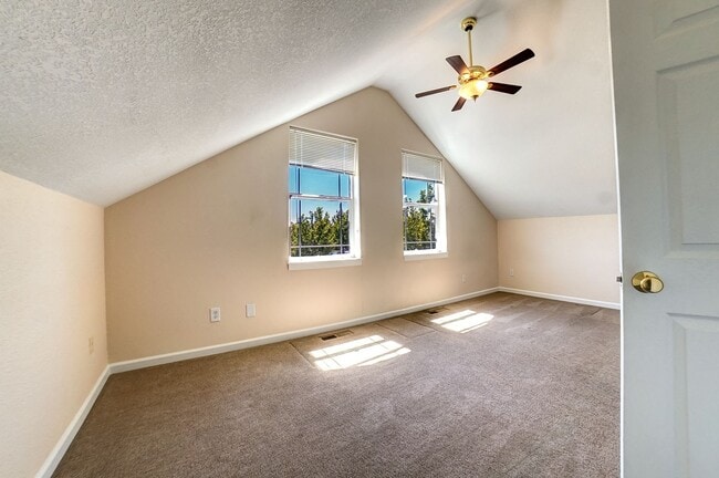 Building Photo - Spacious home in NE Bend!  4 bedrooms!