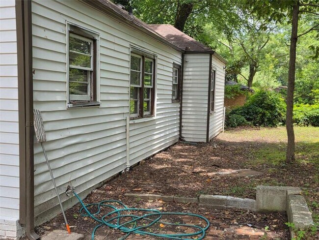 Building Photo - 1336 Wichita Dr SW