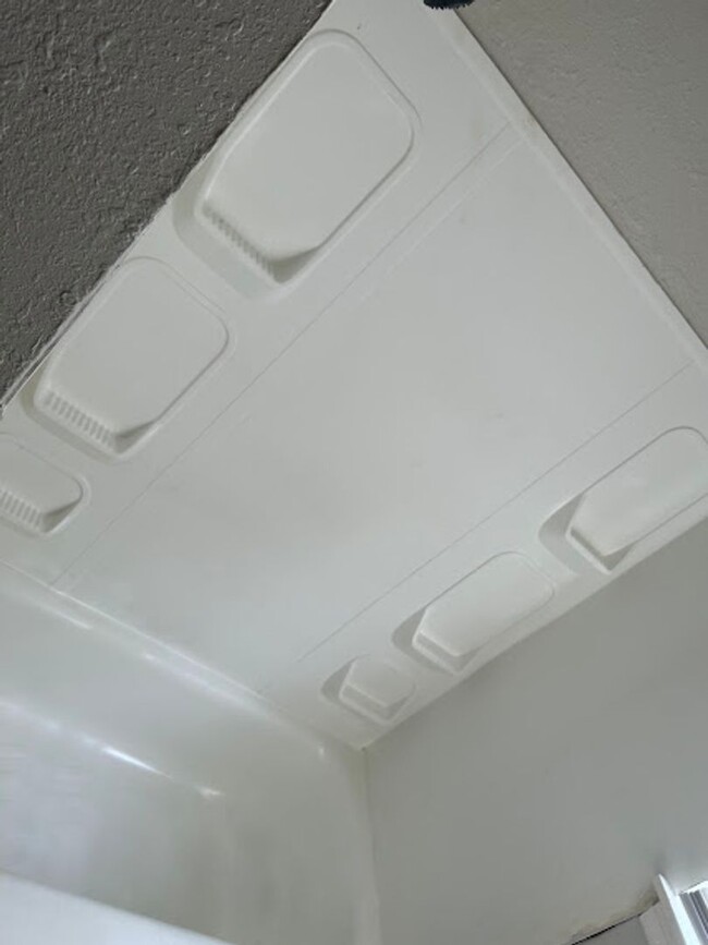 Building Photo - MOVE IN READY!!! $15.00 APPLICATION FEES F...