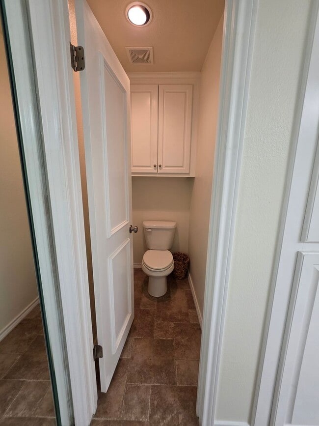 Building Photo - Large Duplex Unit just down the Street fro...