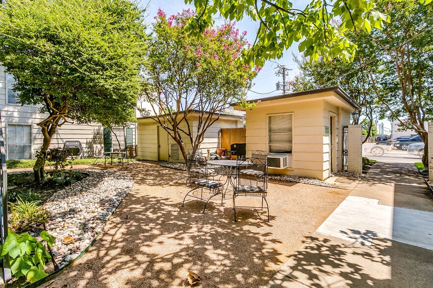 Common interior courtyard with tables and outdoor grill. Laundry room on right. - 4901 Bryce Ave