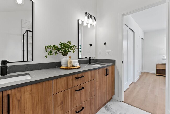 Building Photo - Modern Elegance in the Heart of Wallingford
