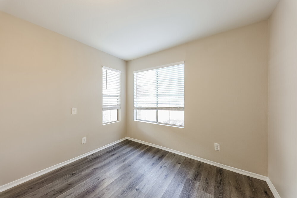Building Photo - 8420 W Bloomfield Rd