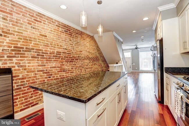 Building Photo - 603 S Streeper St