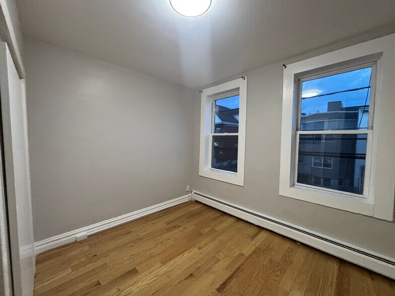 Building Photo - 220 51st St