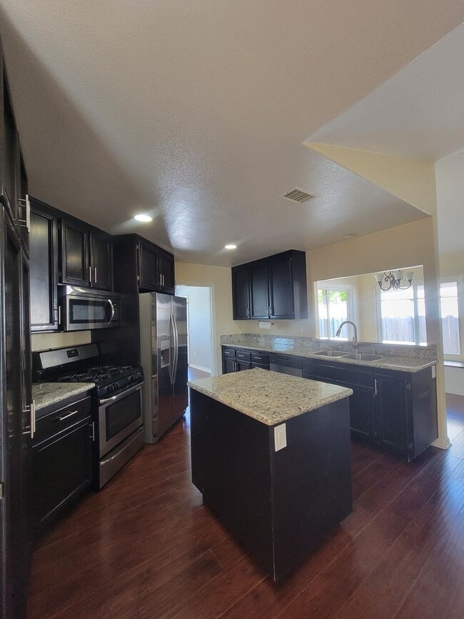 Building Photo - Beautiful 3 Bedroom, 2.5 Bathroom Home wit...