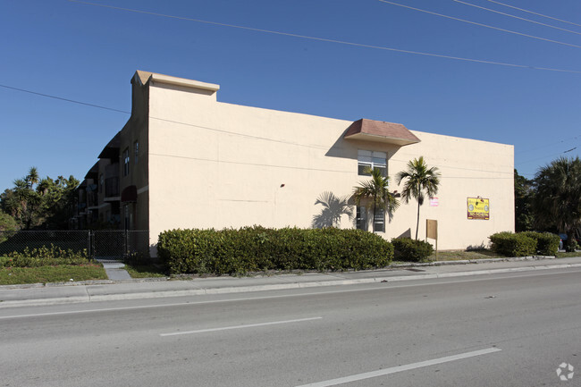 2851 Griffin Rd - Hollywood Park North