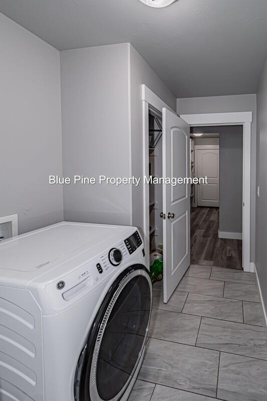 Building Photo - 3002 Sandy Dr