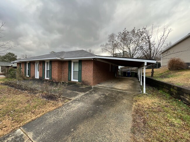 Building Photo - Welcome to this charming 3-bedroom, 1-bath...