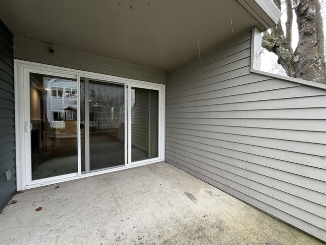 Building Photo - Ground Floor End Unit on Jantzen Beach with River Views & Flexible Living Space