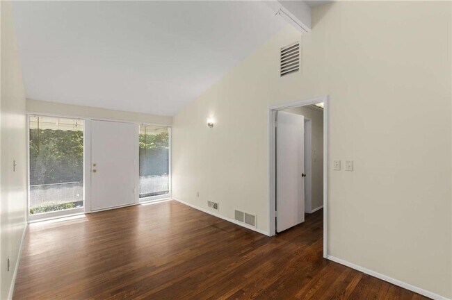 Building Photo - 2132 Fairway Cir NE