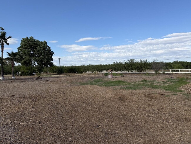 Building Photo - Country Living in this 4x2 Home