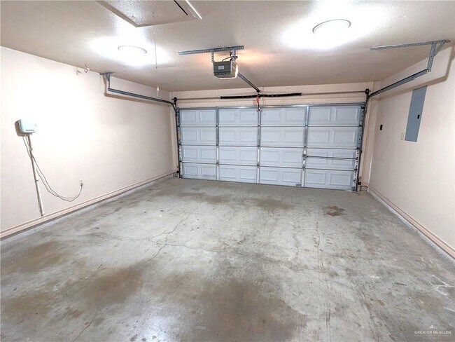 Building Photo - 401 E Shasta Ave