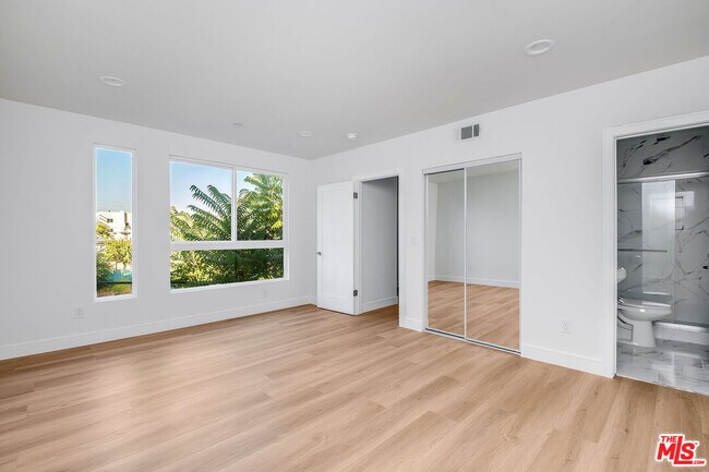Building Photo - 10803 1/2 Kling St