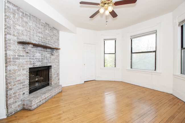 Building Photo - 921 S Laflin St