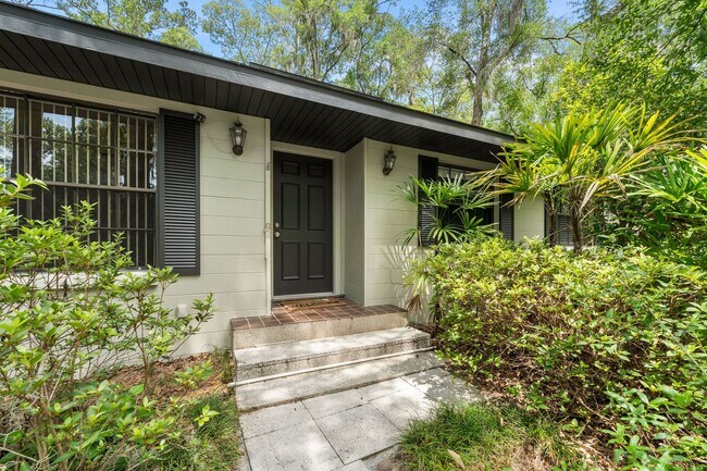 Building Photo - Spacious Pool Home in Desirable NW Gainesville