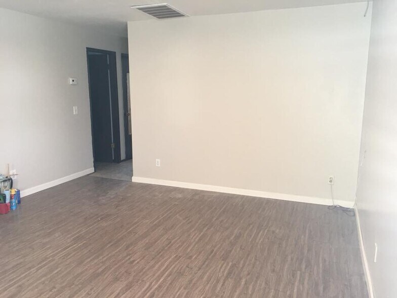 Living room - 10102 N Fairview Rd