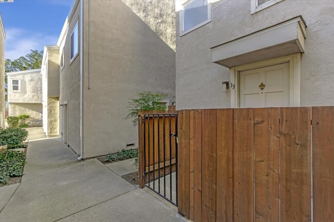 Building Photo - 1896 San Vincente Dr