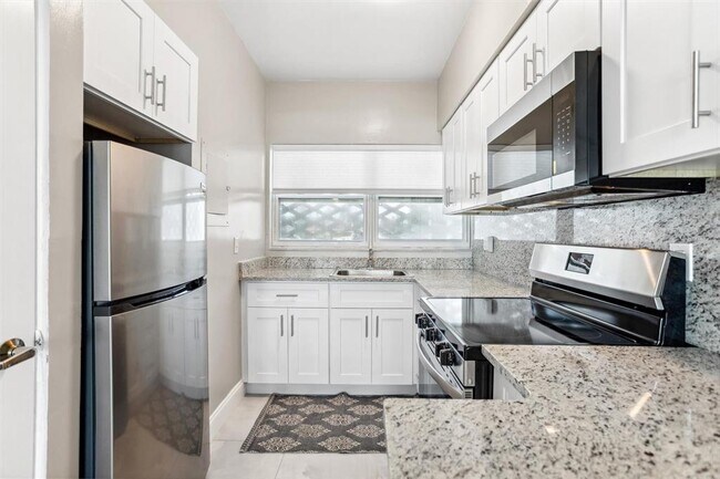 Building Photo - 7050 Sunset Way