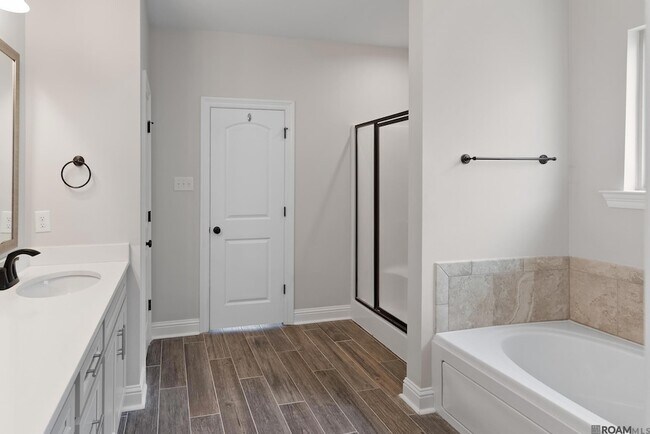 Building Photo - 439 Lake Breeze Dr