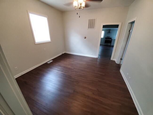 Building Photo - 525 Lilly Ave