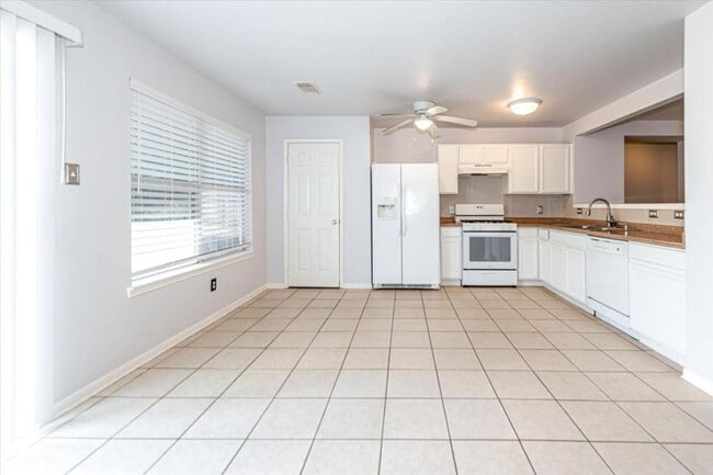 Building Photo - 3227 Lantern Bay Ln