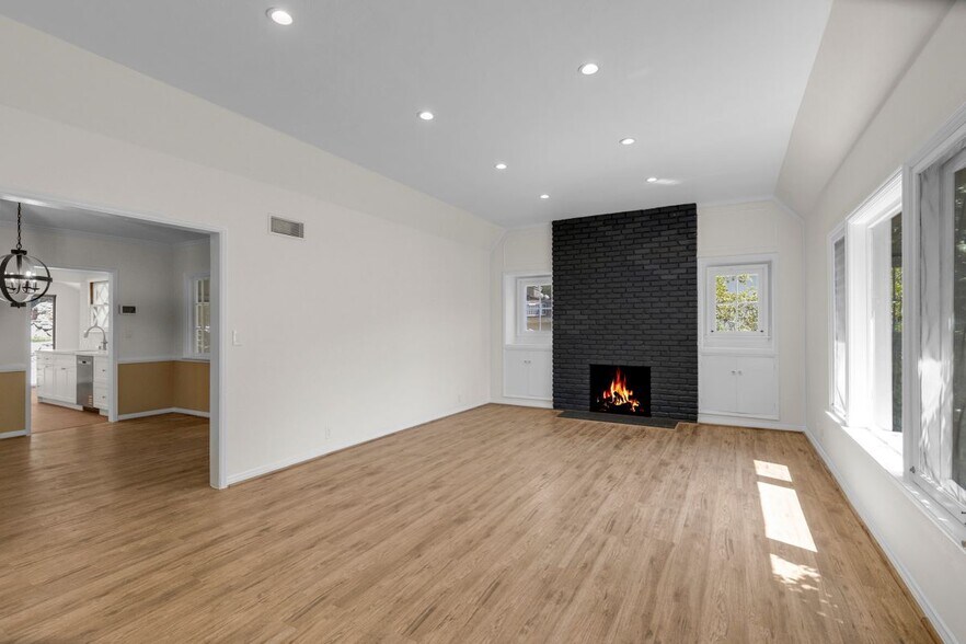 Building Photo - 2151 N Altadena Dr