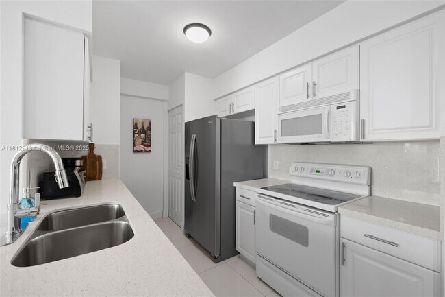 Building Photo - 1155 Brickell Bay Dr
