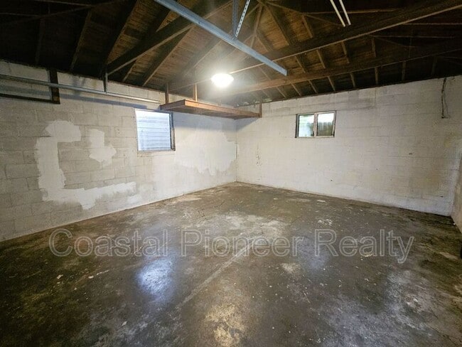 Building Photo - 1212 E 32nd Ave