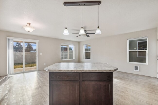 Building Photo - Adorable 3 bedroom. 2.5 bathTownhome in Columbia Falls