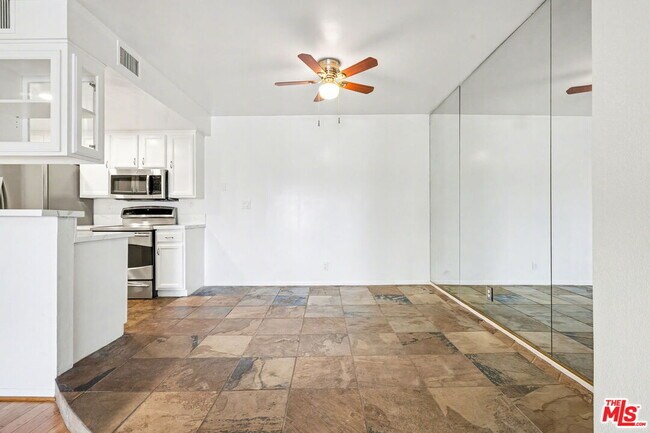 Building Photo - 521 Montana Ave