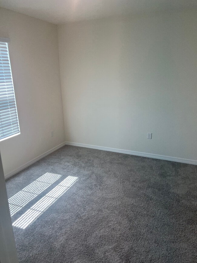 Building Photo - 1375 Isleta Lp