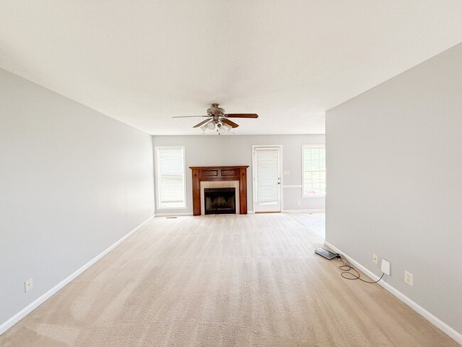 Building Photo - 4 Bedroom 3 Bathroom Home!