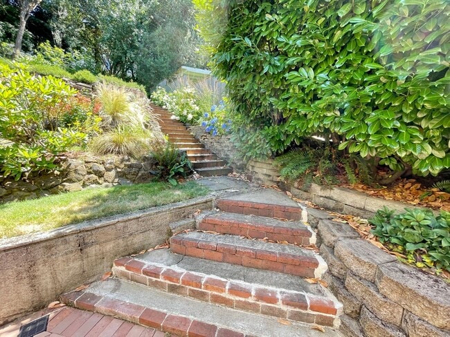 Building Photo - Charming Montavilla 4-bed Updated Cottage ...