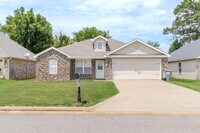 Building Photo - Secure Comfort: Beautiful 3 Bed, 2 Bath Ho...
