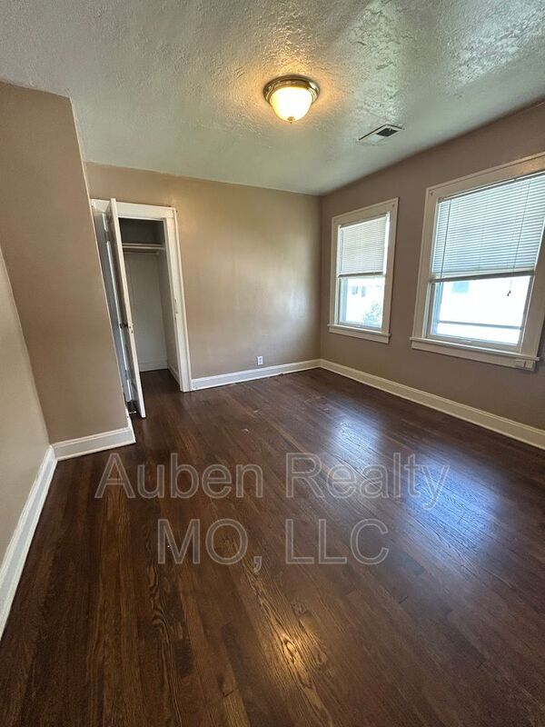 Building Photo - 5405 Harrison St