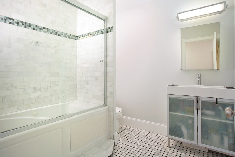 Building Photo - 210 W 7th St