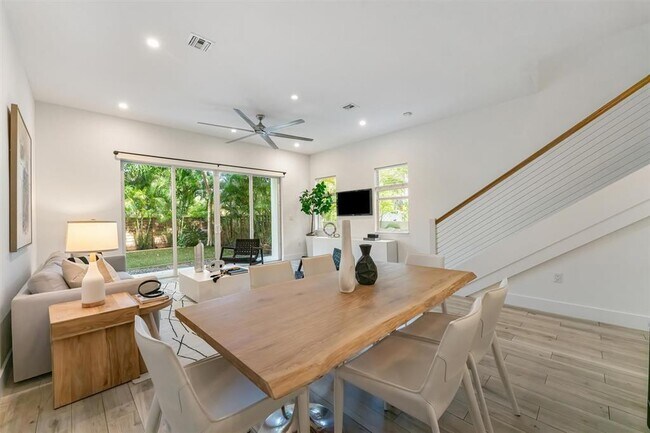 Building Photo - 1121 SW 2nd Ct