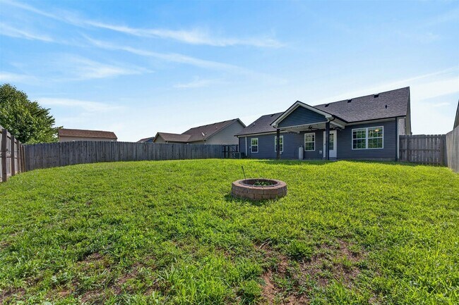 Building Photo - Pet Friendly Three Bedroom!