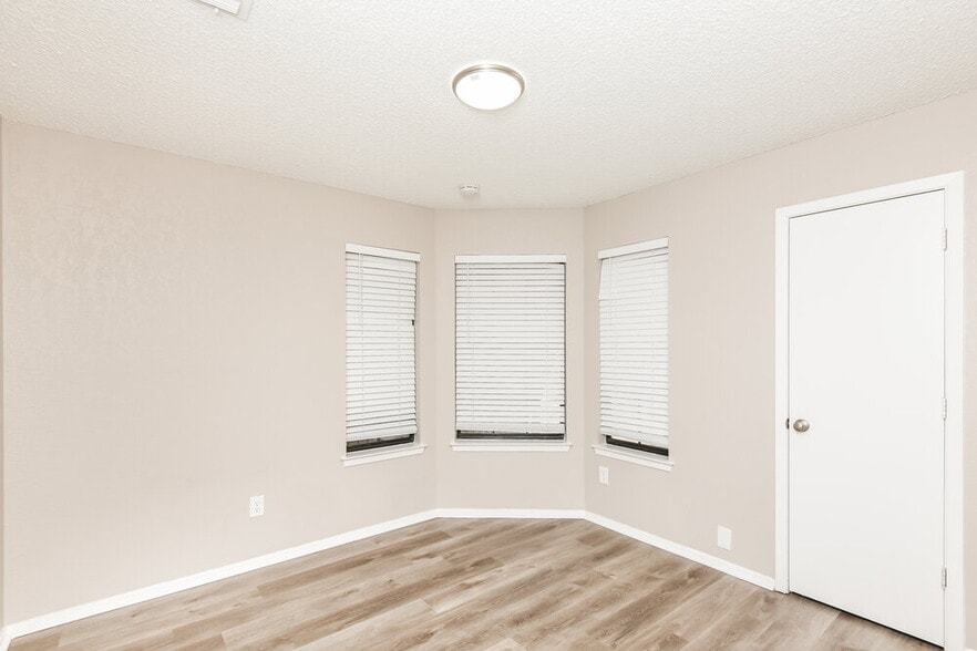 Building Photo - 125 Camelot Dr