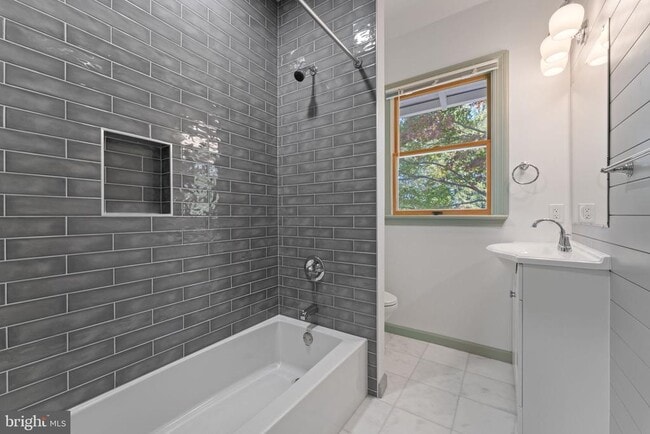 Building Photo - 6107 44th Ave