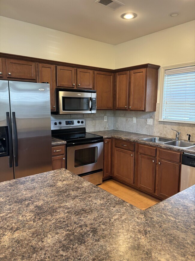 Building Photo - 1371 Island Town Dr